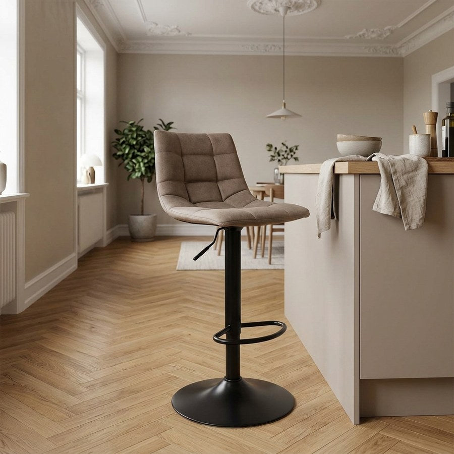 Middelfart Barstol i Lysebrun Microfiber & Stel i Sort Stål fra House Nordic | B43xL45xH88-108 cm
