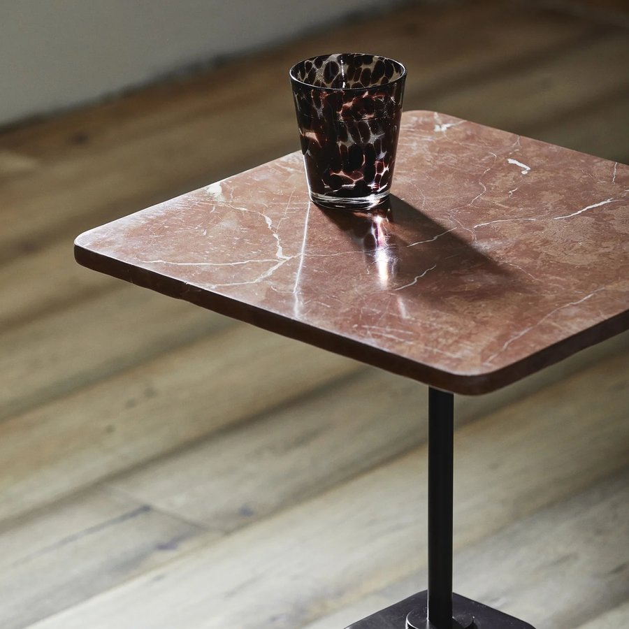 CHAO Sidebord med Marmorplade i Rustrød & Sort Metalstel fra Nordal | 40x40x57 cm