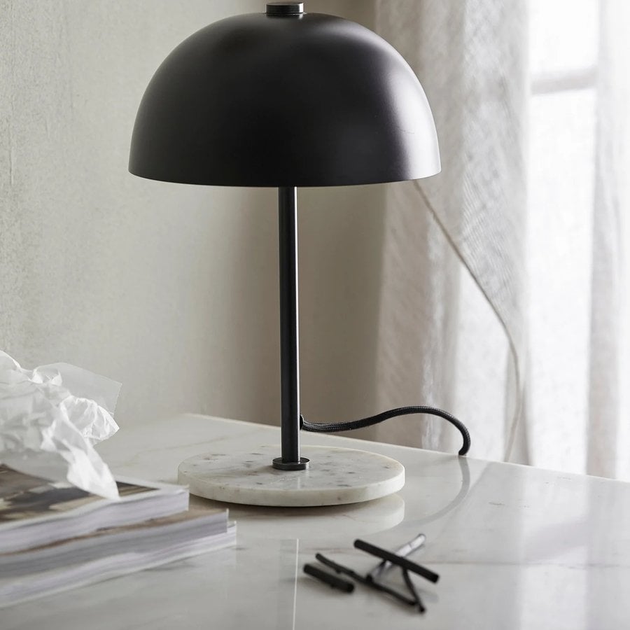 KITA Bordlampe i Sortlakeret Metal med Marmor Base fra Nordal | Ø22x32 cm | Sort, Marmor
