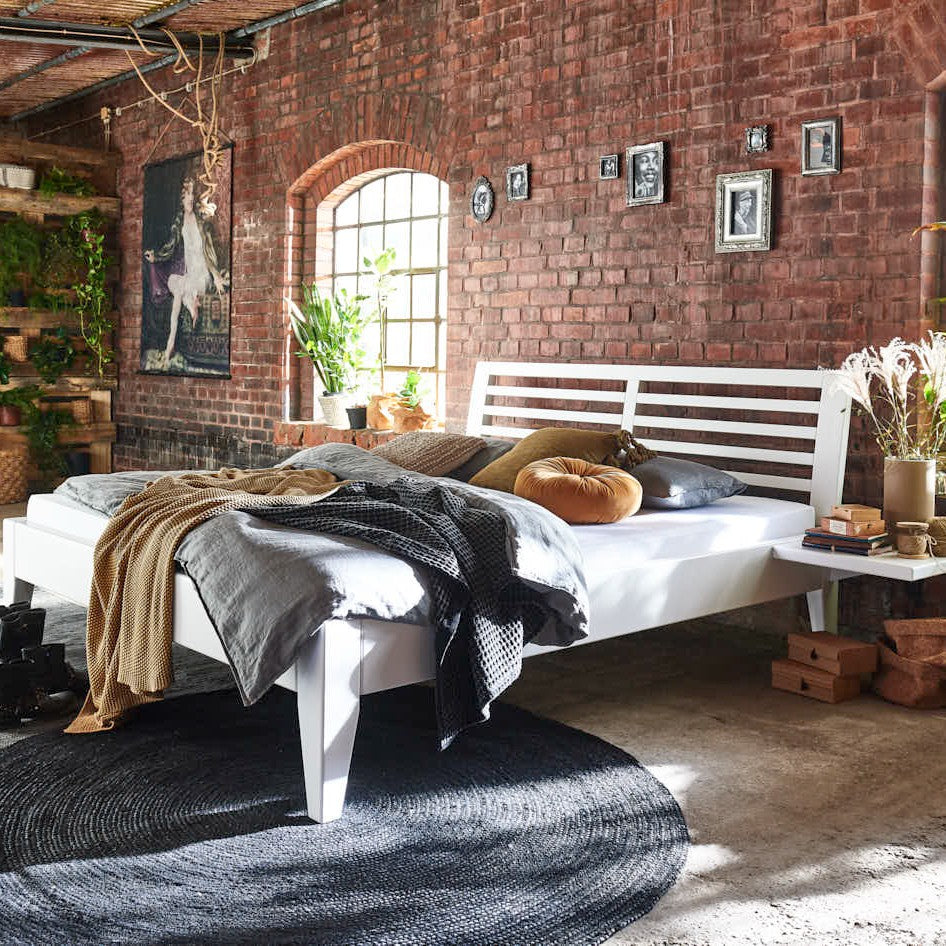 Organic Line Snedker Sengeramme i Fyr Hvid Knastfri fra Raw Sleep med sprossegavl – miljøbillede fra Unique Beds, Home & Living