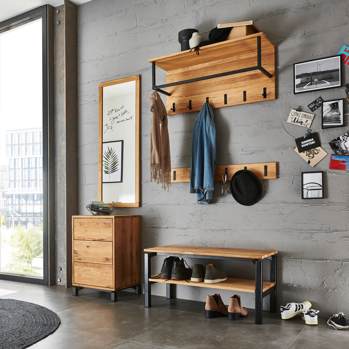 Randers Snedker Knagerække med 6 knager i massiv egetræ fra Raw Furniture i entré – miljøbillede fra Unique Beds, Home & Living