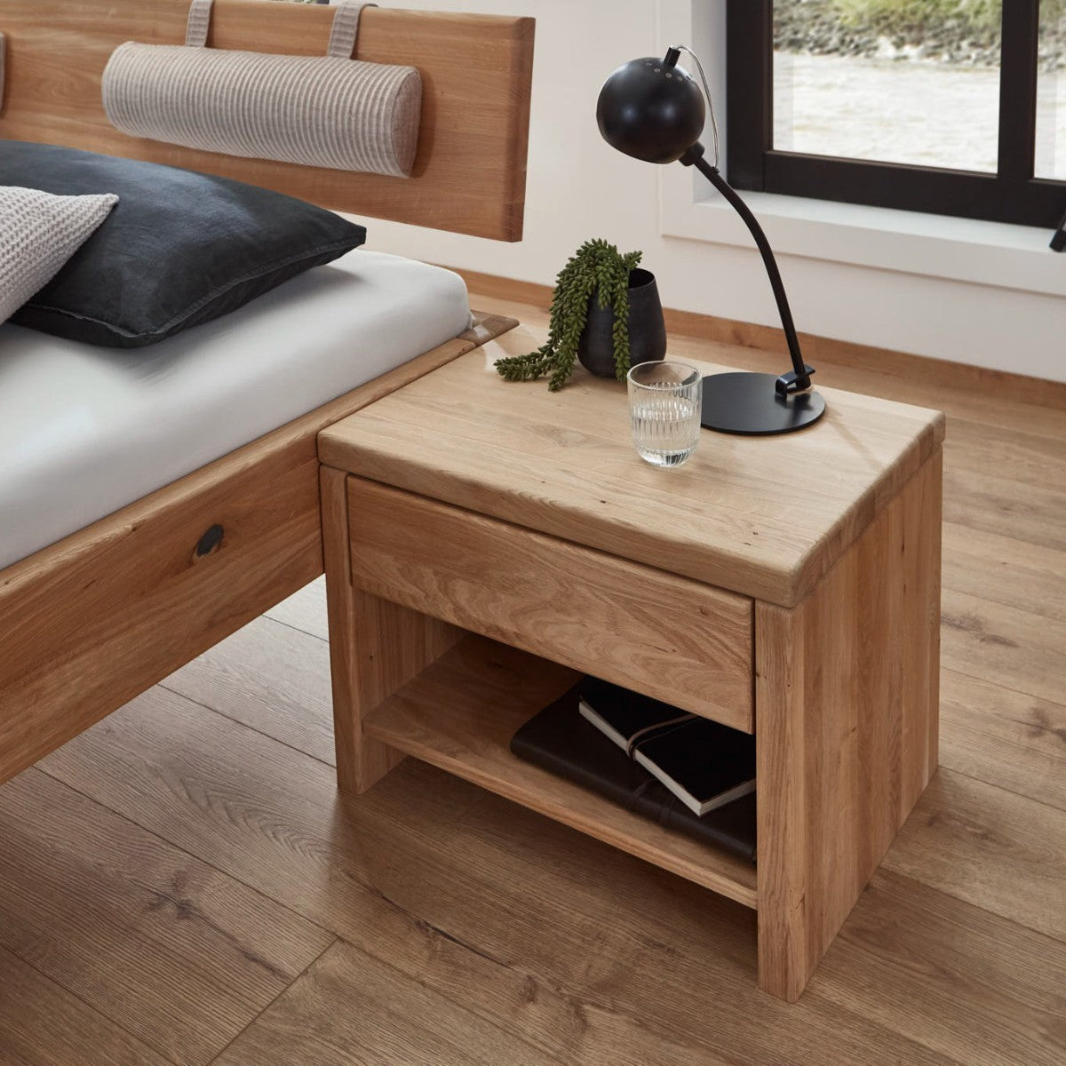 Sengebord Nr. 1 med push-skuffe og åben hylde i Vildeg bianco ved Raw Sleep sengeramme – miljøbillede fra Unique Beds, Home & Living