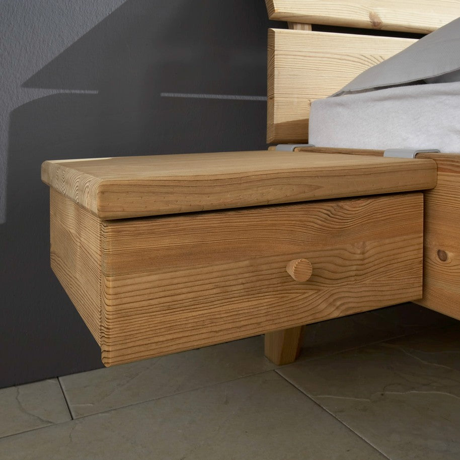 Raw Sleep sengebordshylde med skuffe i Fyr lud olie, hængt på sengesiden – miljøbillede fra Unique Beds, Home & Living