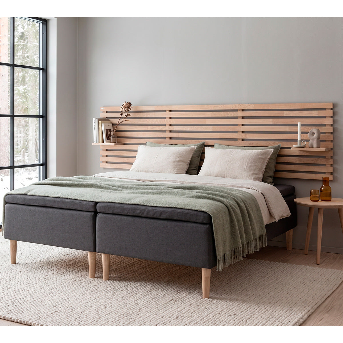Sengegavl med 2 Hylder i Ubehandlet Massiv Egetræ fra House of Sander | B250xH60 cm – miljøbillede fra Unique Beds, Home & Living