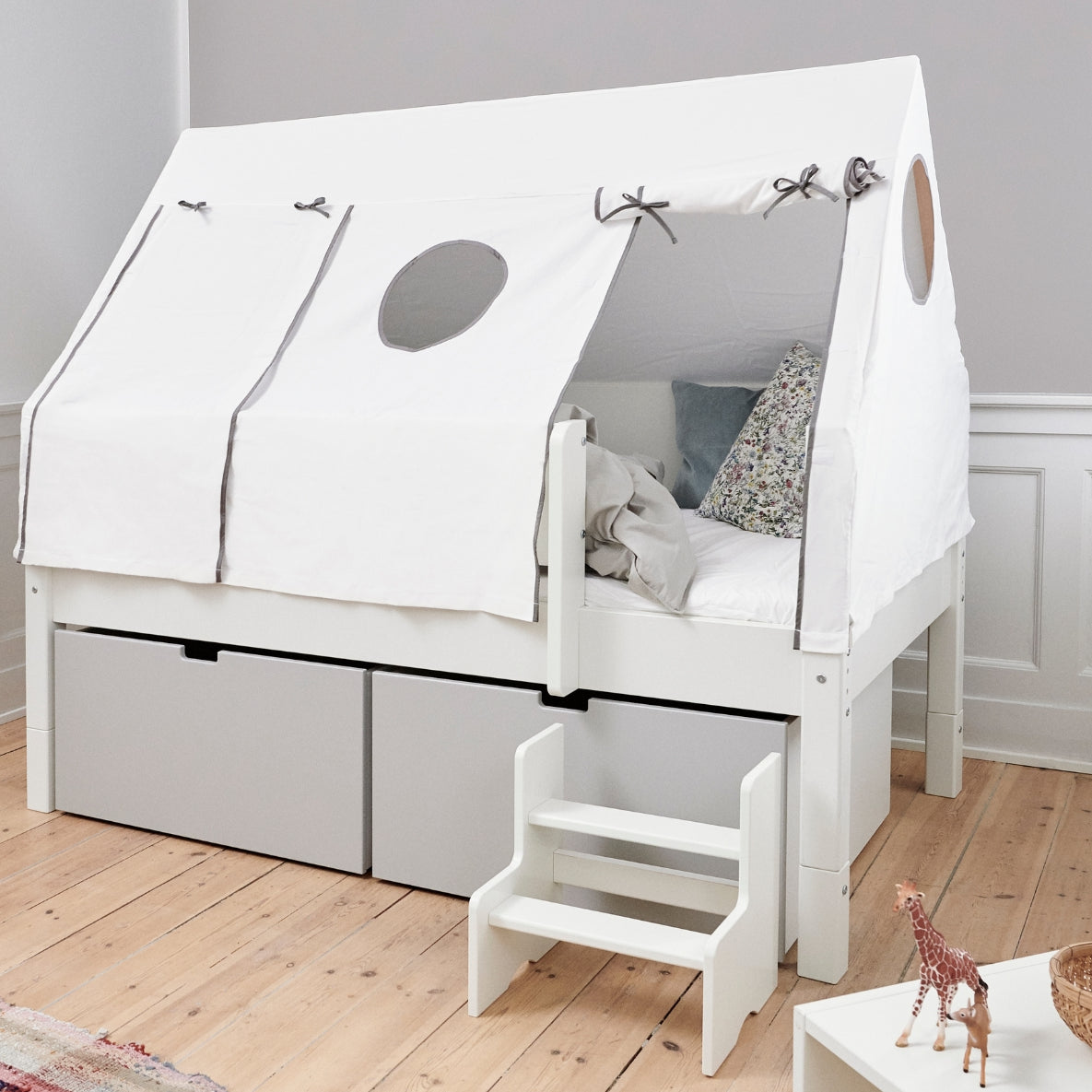 Sengehimmel med hvidt tekstil fra Manis-h – fra Unique Beds, Home & Living