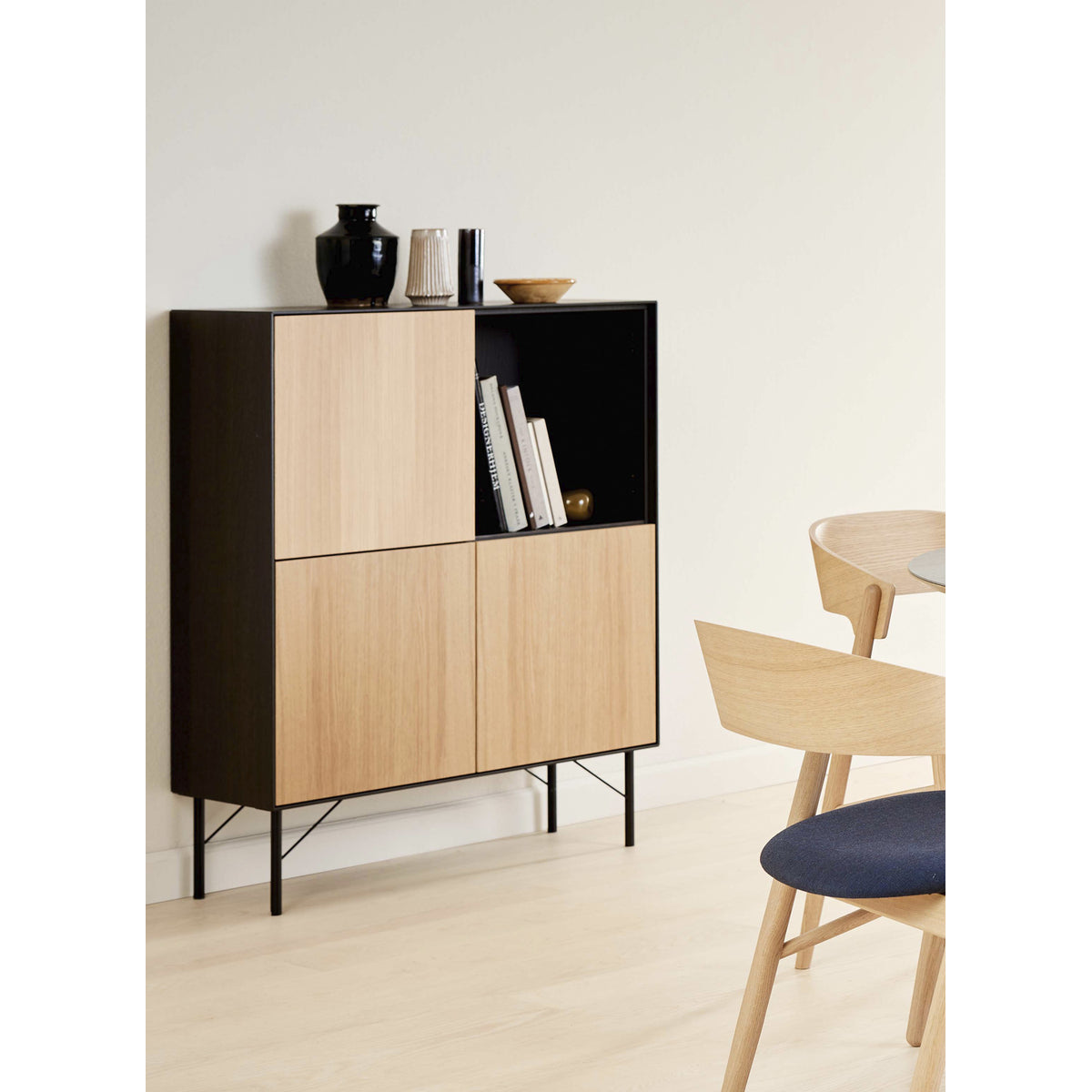 Sort bejdset/Hvidpigm. eg – Skab på Ben med 3 Låger fra Edge by Hammel – miljøbillede – fra Unique Beds, Home & Living