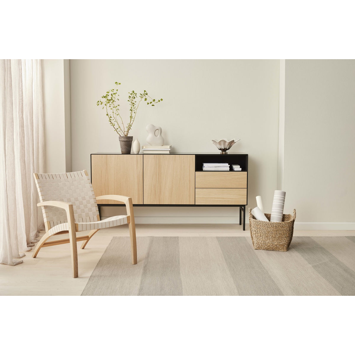 Sort/Hvidpigm. eg – Skænk på Ben med 2 Låger og 2 Skuffer fra Edge by Hammel – miljøbillede – fra Unique Beds, Home & Living