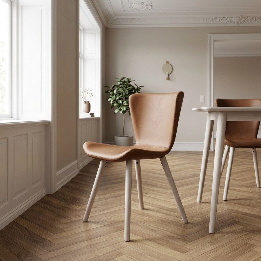 Teslin Spisebordsstol i Tan Kunstlæder & Ben i Hvidpigmenteret Egetræ fra Unique Furniture | B49xD55xH82 cm