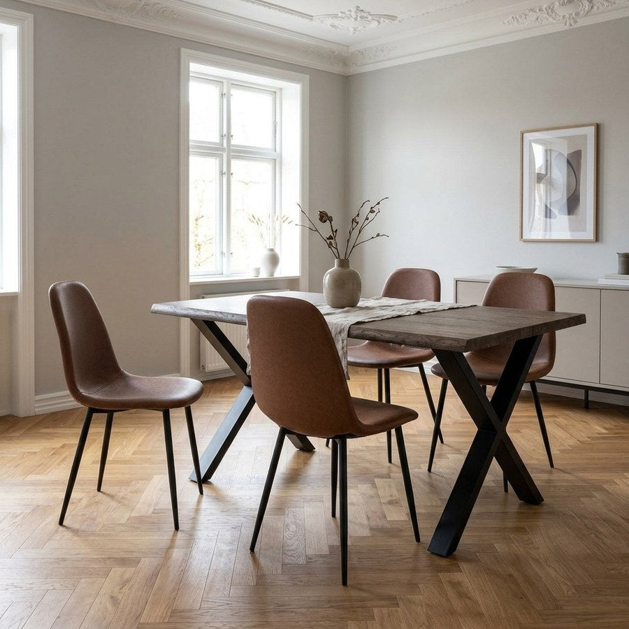 Toulon Spisebordssæt med Stockholm Spisebordsstole i Natur Egetræ & Brun Kunstlæder fra House Nordic | 4 Stole & 1 Bord