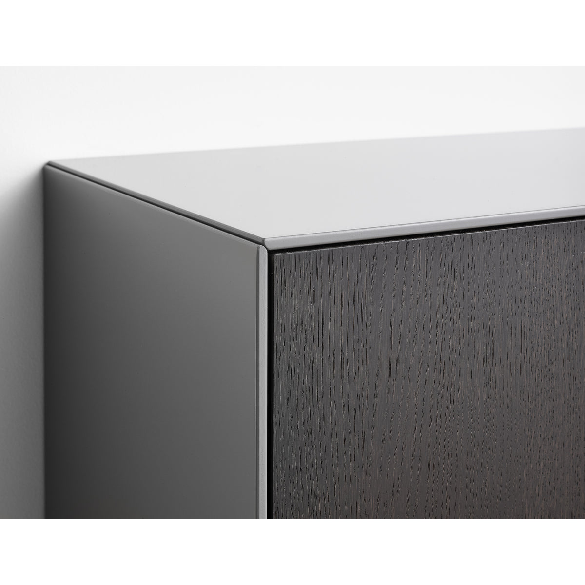 Sort bejdset – TV-bord med 2 Stofklapper og 2 Hylder fra Edge by Hammel – detalje – fra Unique Beds, Home & Living