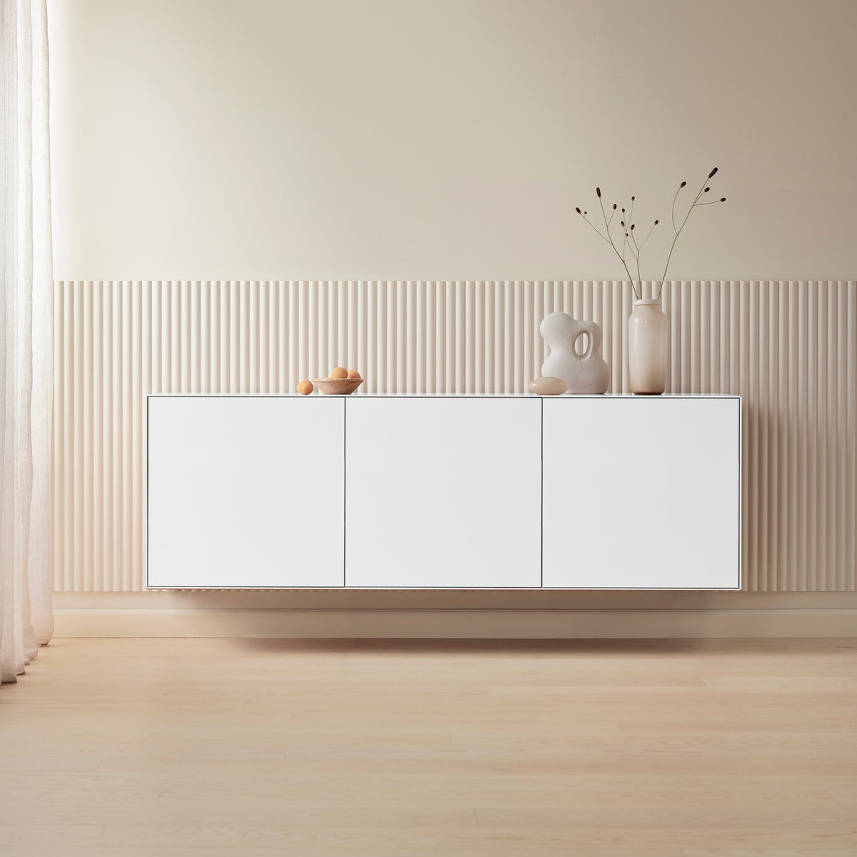 Snehvid – Væghængt Skænk med 3 Låger fra Edge by Hammel – miljøbillede – fra Unique Beds, Home & Living