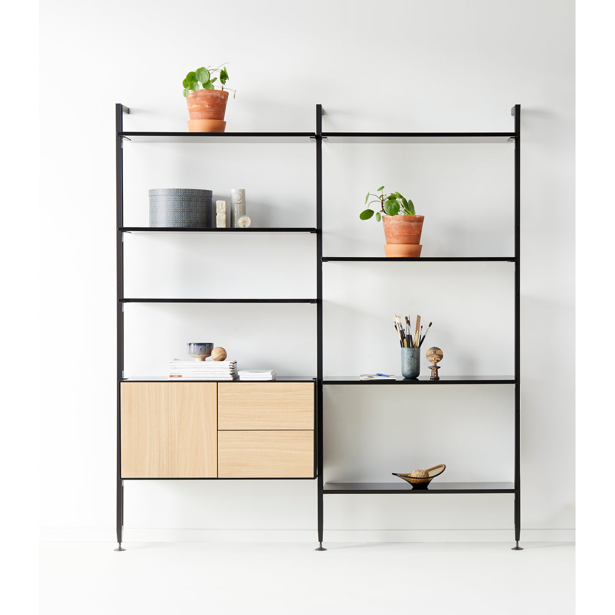 Sort/Hvidpigm. eg – Vangereol med 2 Fag, 1 Skab, 1 Låge, 2 Skuffer og 7 Hylder fra Edge by Hammel – fra Unique Beds, Home & Living