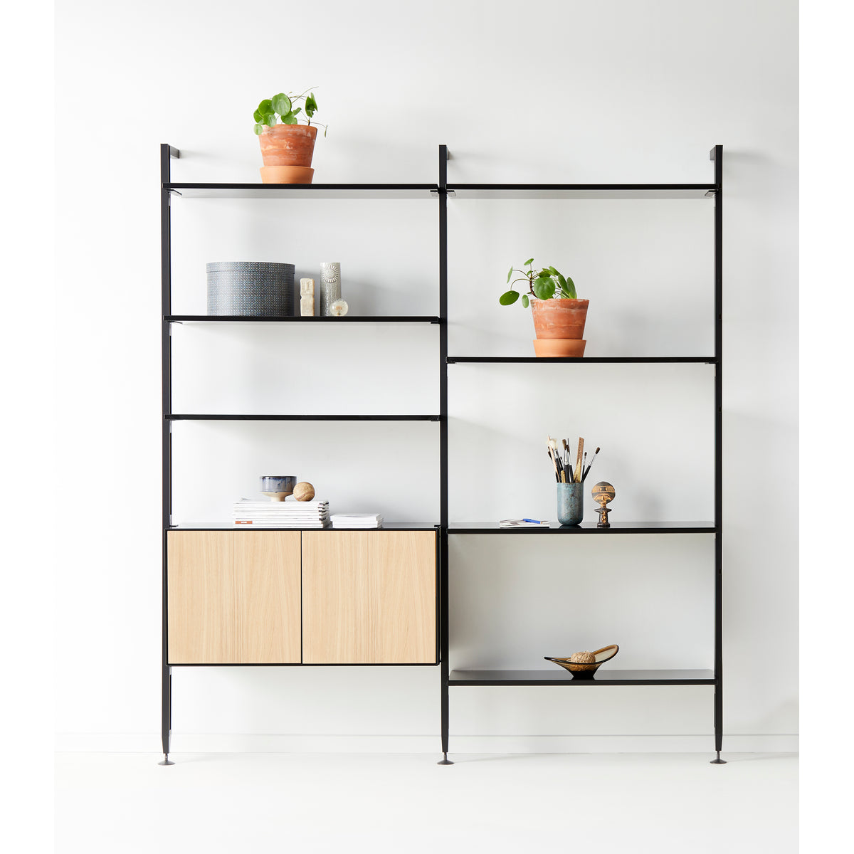 Sort/Hvidpigm. eg – Vangereol med 2 Fag, 1 Skab, 2 Låger og 7 Hylder fra Edge by Hammel – fra Unique Beds, Home & Living