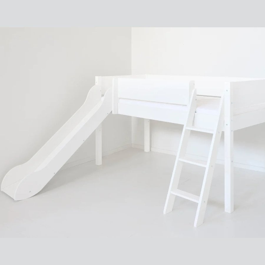 VILDE Halvhøj Børneseng i Malet MDF & Bøgetræ med Rustjebane & Vendbar Skråstige fra Manis-h | Flere Størrelser & Farver – fra Unique Beds, Home & Living