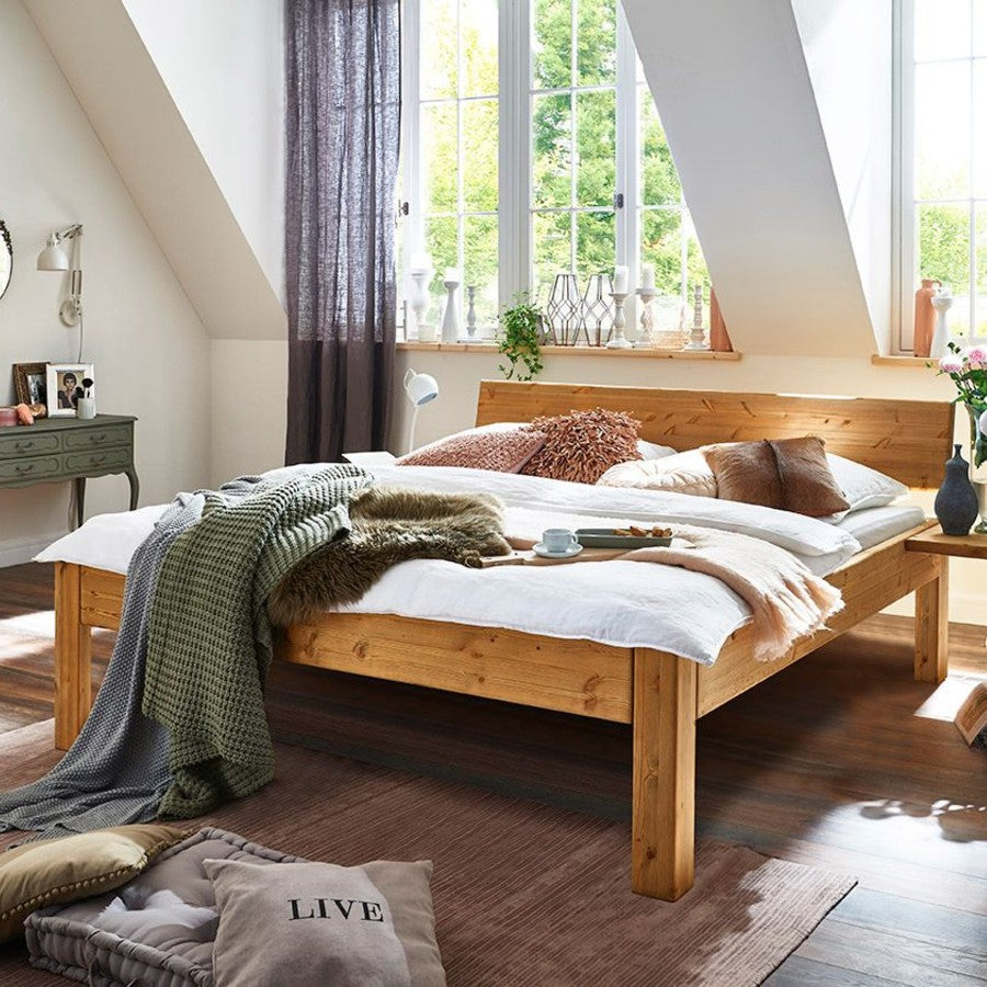 Young Square Snedker Sengeramme i Fyr Lud Olie fra Raw Sleep med sengegavl og firkantede ben – miljøbillede fra Unique Beds, Home & Living