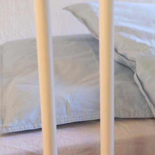 Percale Baby/Junior Sengetøj i 100% økologisk GOTS & Svanemærket Bomuld fra Omhu | Lys Blå | 200TC 100x140cm - OUTLET
