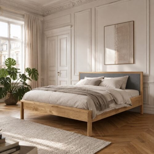 Freja Snedker Sengeramme i Massiv FSC Egetræ og Naturolie med Grå Uld på Sengegavlen fra Organic Sleep