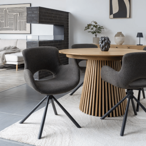 Amorim Spisebordsstole i Mushroom bouclé med sort drejefod fra House Nordic