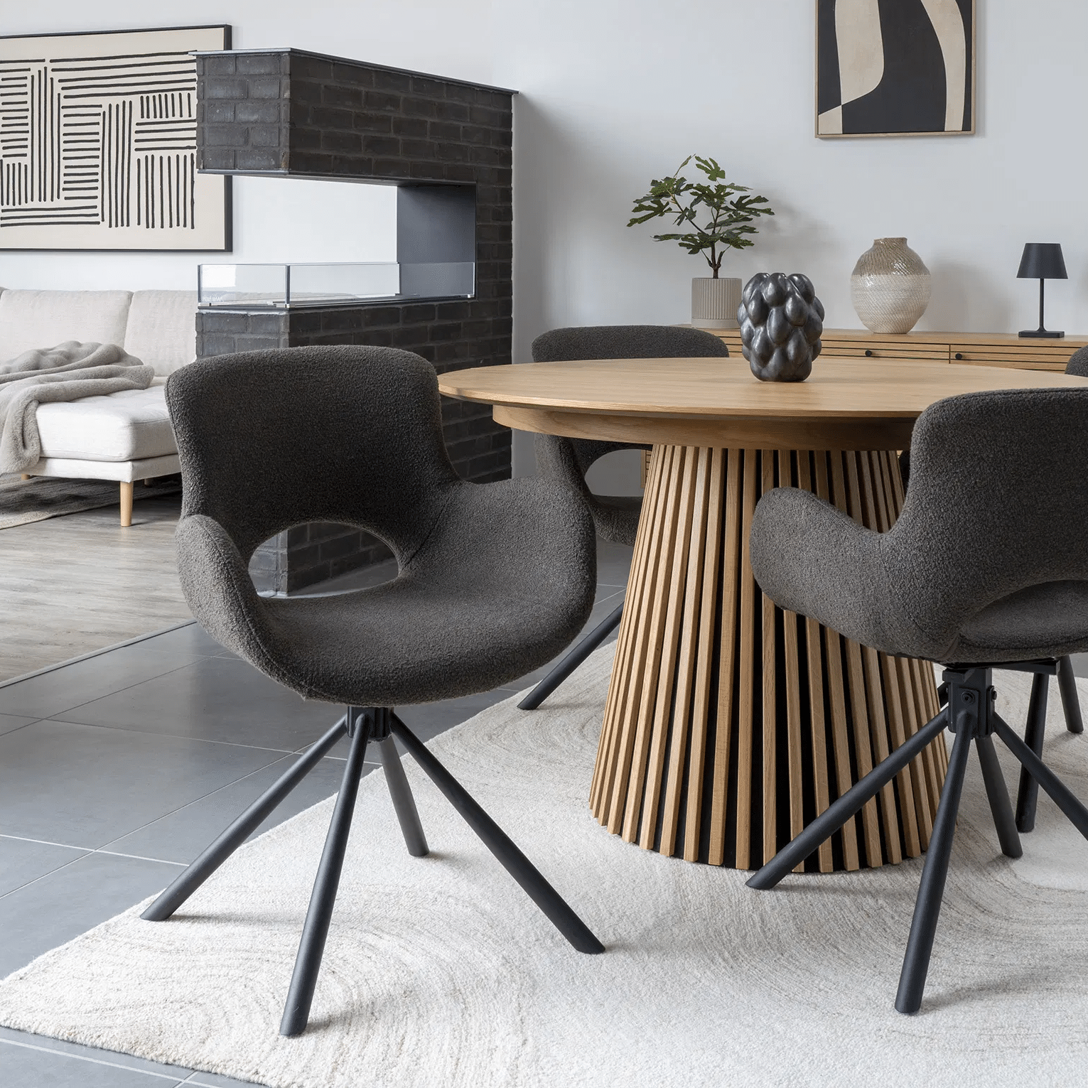 Amorim Spisebordsstole i Mushroom bouclé med sort drejefod fra House Nordic