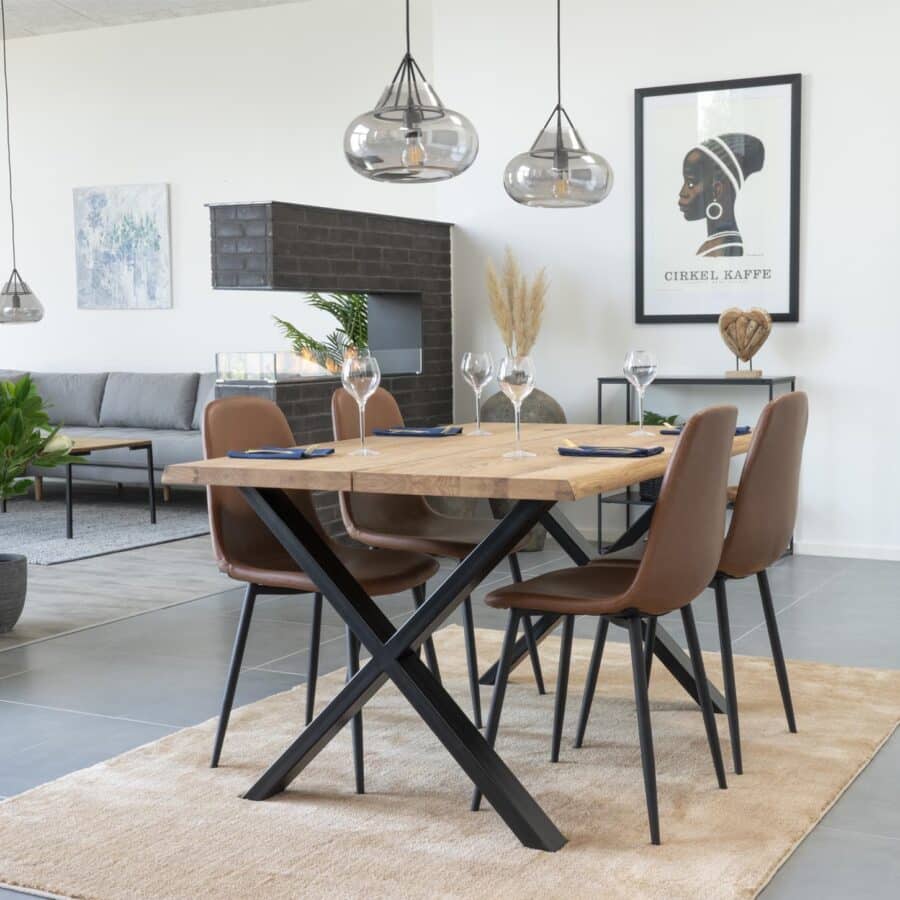 Sedie per tavolo da pranzo Stockholm in pelle PU marrone chiaro con gambe  in acciaio nero di House Nordic