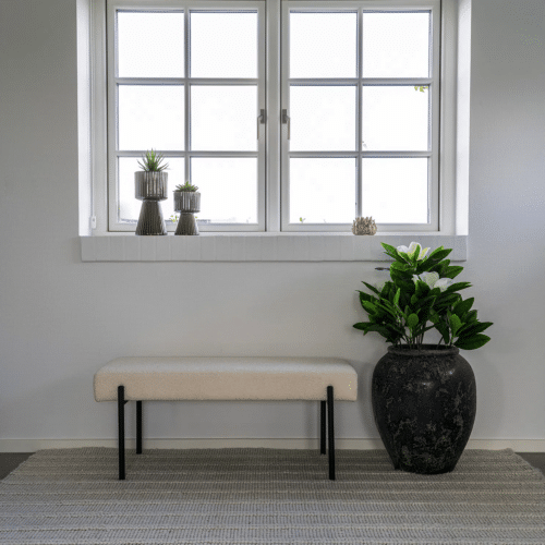 Swindon bænk i hvidt bourclé med sorte ben fra House Nordic | 100x36x42,5 cm