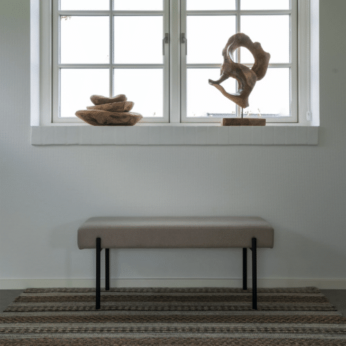 Swindon bænk i stone med sorte ben fra House Nordic | 100x36x42,5 cm