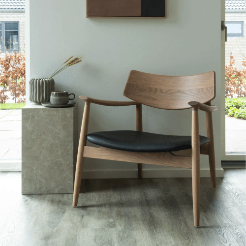 Olvera Loungestol i Massiv Egetræ og Sort Kunstlæder Fra House Nordic | 69x69x72 cm