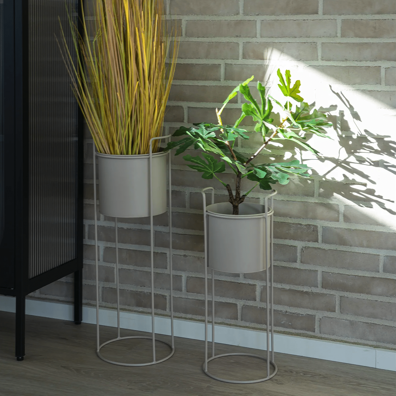 Rabo Blomsteropsats i Sandfarvet Stål Fra House Nordic | Sæt af 2 ø18:21,5x50:65cm