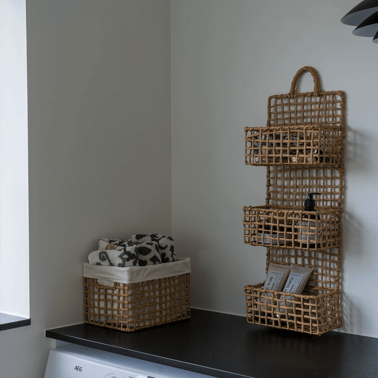 Sines Væghylde i Papirstrå Fra House Nordic | 25x15x70 cm