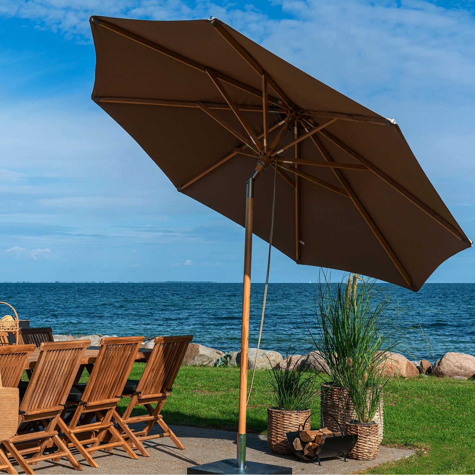 Austin Parasol Sandfarvet med Træstok Fra House Nordic | ø300 cm 1