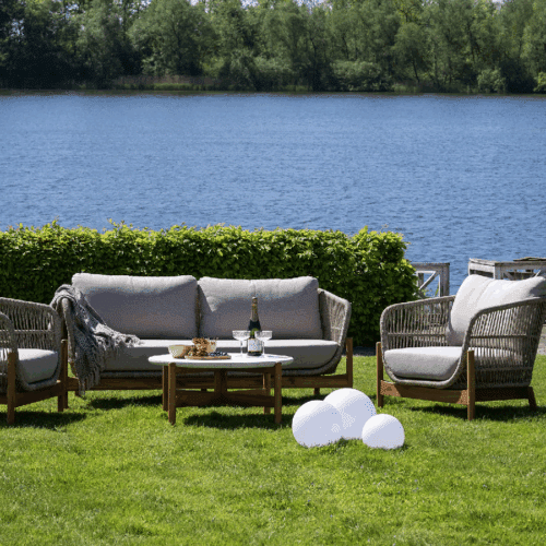 Terracina Loungesæt i Beige hynder og flet på stel af Massiv Acaciatræ Fra House Nordic | 2 Stole + 1 Sofa + 1 Bord