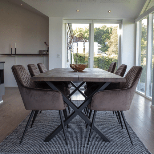 Toulon Spisebord i Smoked Olieret Eg og 6 Harbo Spisebordsstole i Mushroom Velour Fra House Nordic | 95x200cm