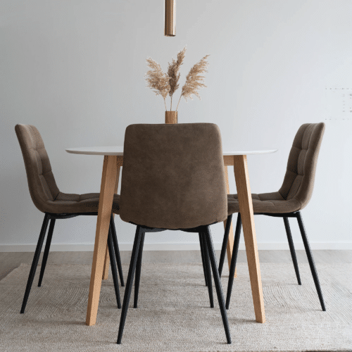 Vojens Spisebord i MDF og 4 Middelfart Spisebordsstole i Lysebrun Microfiber Fra House Nordic