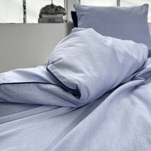 Chambre M/ Piping i 100% Økologisk GOTS & Svanemærket Bomuld fra Omhu | Lys Blå / Navy piping 140x200 - OUTLET