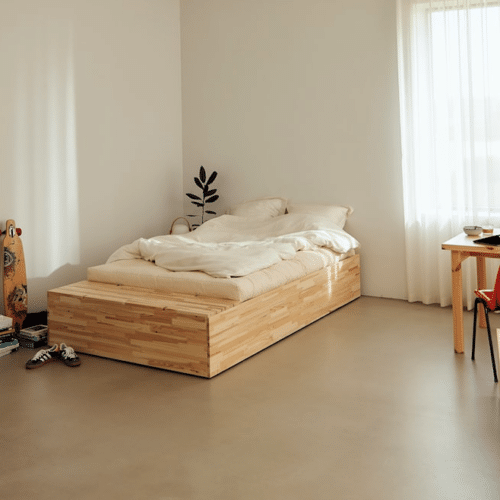 Basement Sengeramme i Massiv FSC Fyrretræ med Opbevaring Fra Karup Design  | Japandi