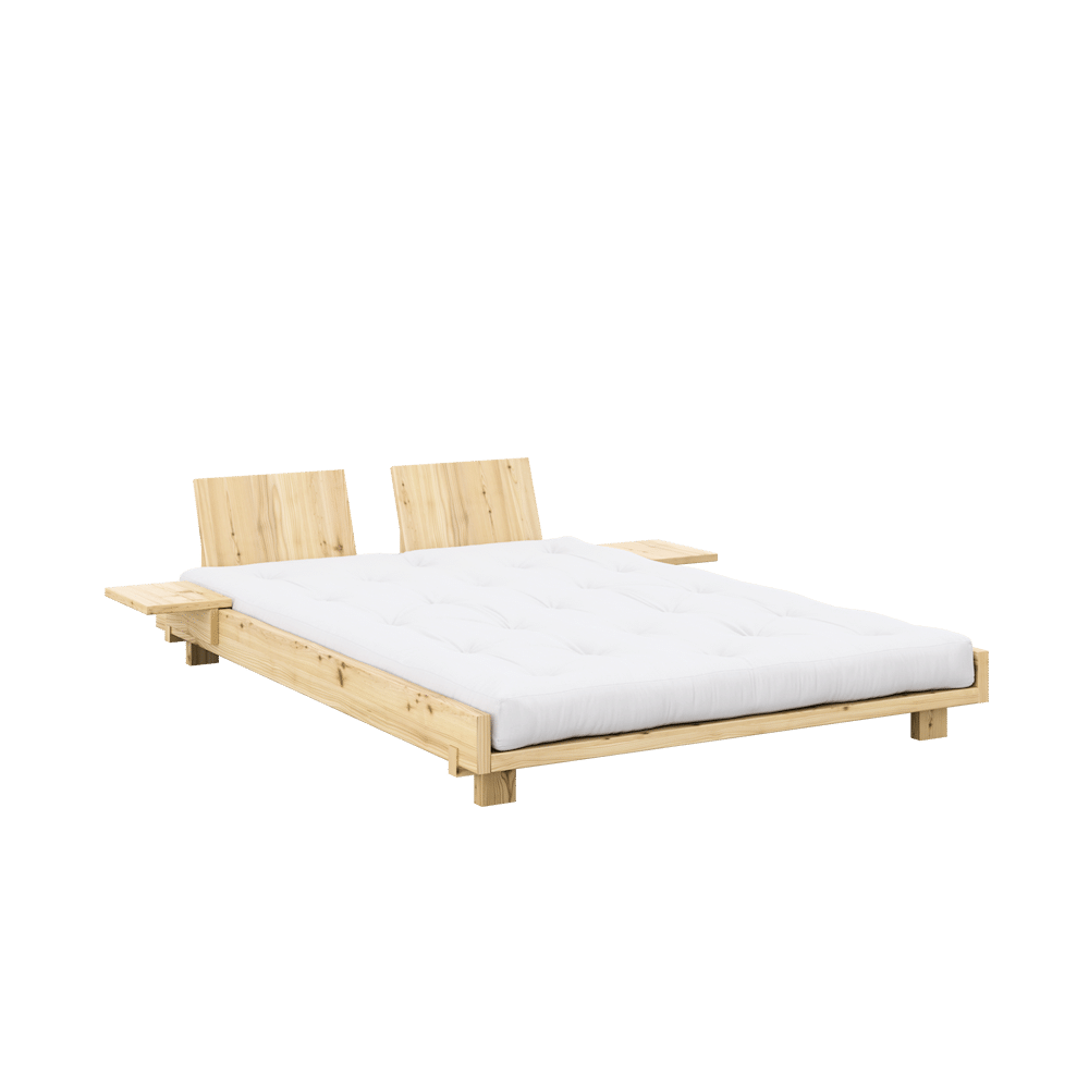 Social Seng Med Ryglæn og Sidebord Fra Karup Design i Massiv FSC Fyrretræ | Japandi