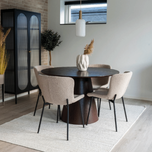 Bolton Spisebord i Mørkebrun Valnøds Finer og 4 Maceda Spisebordsstole i Beige Bouclé Fra House Nordic