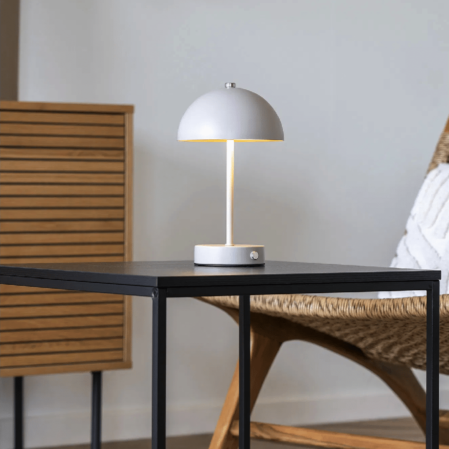 Holt Genopladelig LED Bordlampe i Sand:Stål Fra House Nordic | Metal - Ø15 x H25 cm