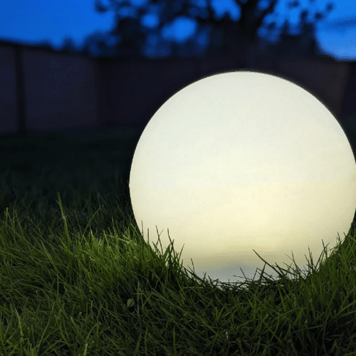 Lifton Genopladelig LED Lampe i Hvid med Integreret Solcelle fra House Nordic | Ø25cm