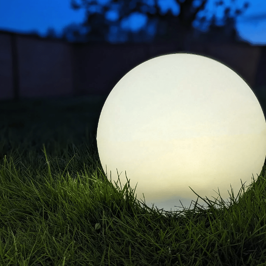 Lifton Genopladelig LED Lampe i Hvid med Integreret Solcelle fra House Nordic | Ø25cm 1