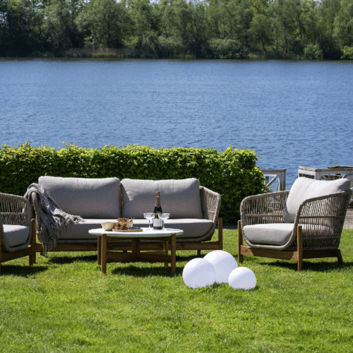 Terracina Loungesofa med Ben i Akacietræ inkl. Beige Hynder fra House Nordic