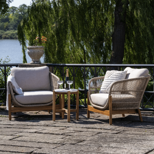 Terracina Havemøbelsæt med Ben i Akacietræ & Hvid Bordplade inkl. Beige Hynder fra House Nordic | Sidebord + 2 Loungestole