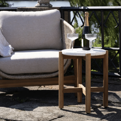 Terracina Sidebord med Ben i Akacietræ & Hvid Bordplade fra House Nordic | Ø37xH46cm