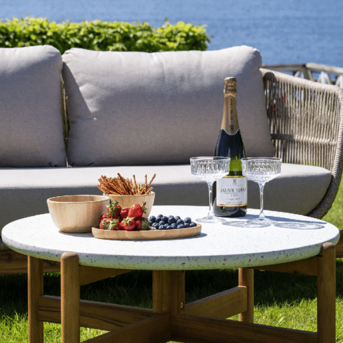 Terracina Sofabord med Ben i Akacietræ & Hvid Bordplade fra House Nordic | Ø84,5xH38,5cm