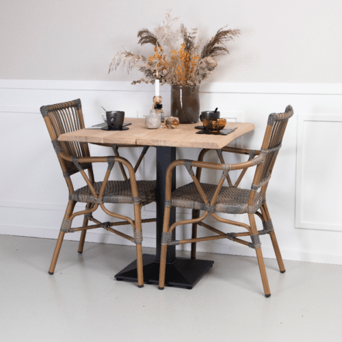 Curve Snedker Cafébord i Massiv Egetræ & Natur Olie fra House Of Sander | B: 80cm. L: 80-120cm. H: 3cm.