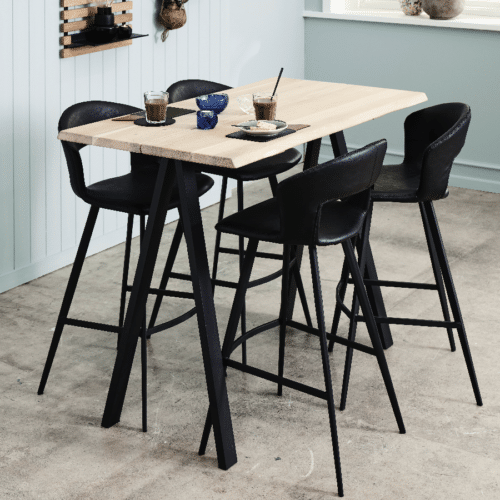 Tora Høj Barstol i Sort Imiteret Læder & Sort Stel fra House Of Sander | H98,5 x B53 x L53 cm