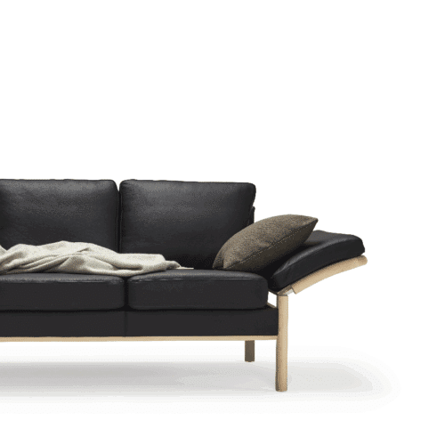 K129 2-Personers Sofa med Vip på Højre Armlæn & Træben fra Scandinavian Upholstery | Flere Farver