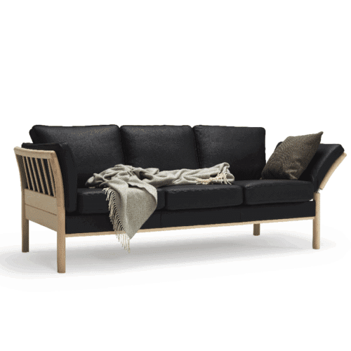 K129 3-Personers Sofa med Vip på Højre Armlæn & Træben fra Scandinavian Upholstery | Flere Farver