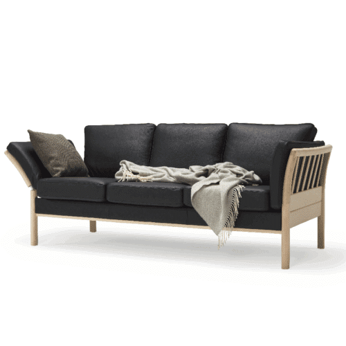 K129 3-Personers Sofa med Vip på Venstre Armlæn & Træben fra Scandinavian Upholstery | Flere Farver