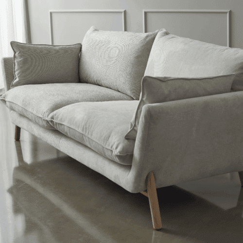 K260 2-Personers Sofa i Skum med Tykt Fiberlag & Lakerede Egetræsben fra Scandinavian Upholstery | Flere Farver